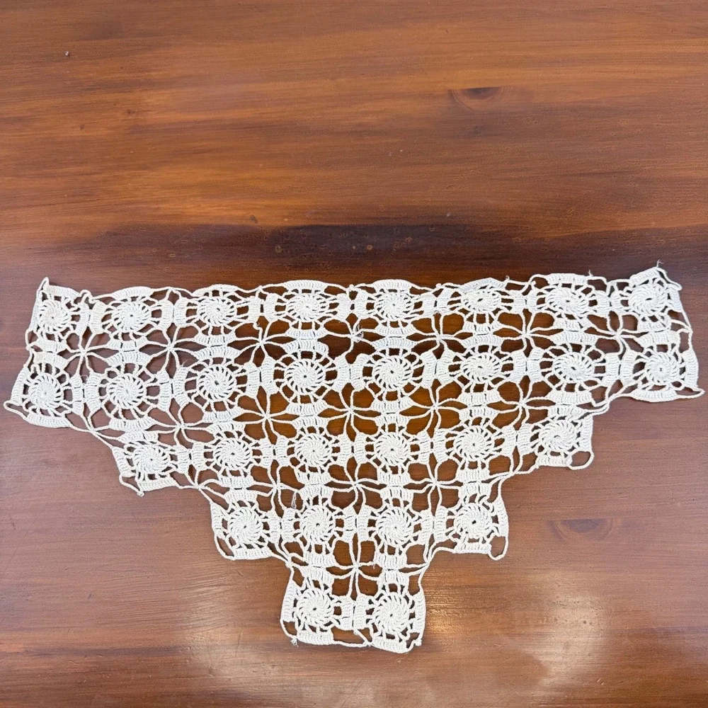 Vintage White Crochet Lace Doily Set of 4 Pineapple Floral Round Table Linens